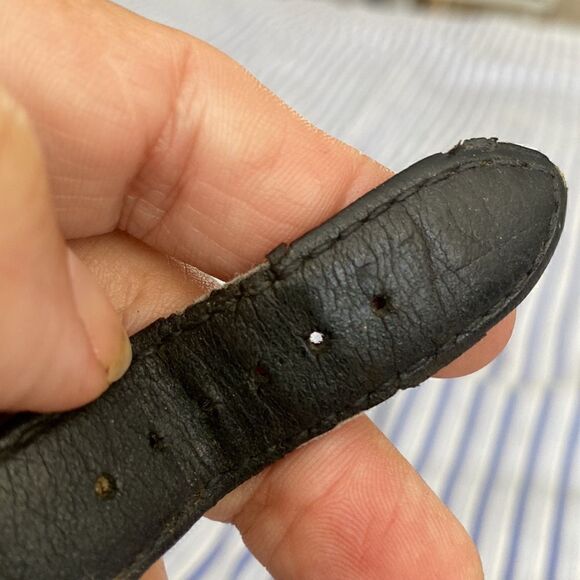 Vintage TW watch. Mother of pearl face with 9 diamonds accent. Needs batteries - Picture 7 of 8